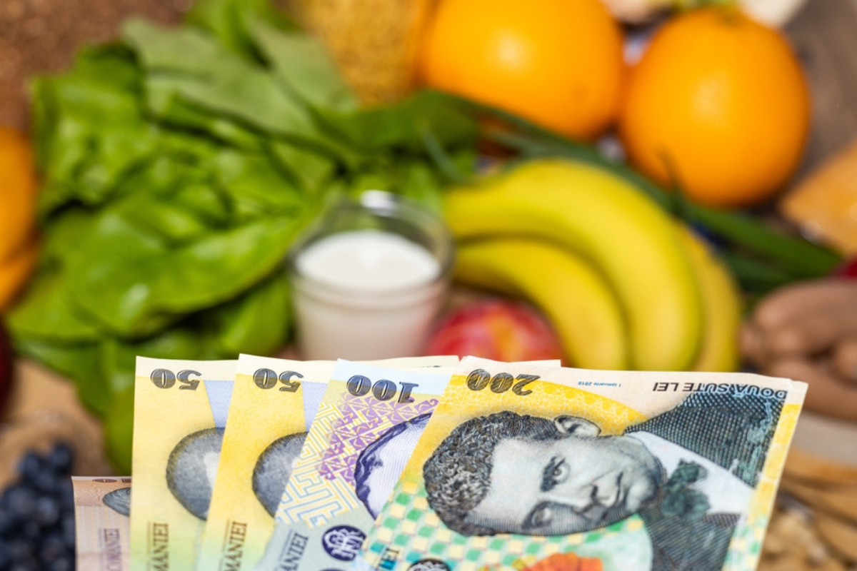 Analiză: Plafonarea adaosului comercial, protecție pentru consumatori sau sabie cu două tăișuri?
