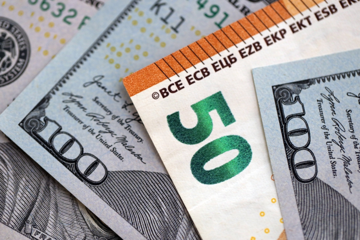 Cât de mult se va deprecia dolarul? Miza unei monede slabe și implicațiile pentru Europa