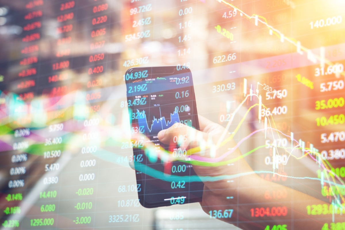 Investitorii români își mută atenția dinspre marile companii de tehnologie către energie, industrie și materii prime. Interes pentru piețele emergente