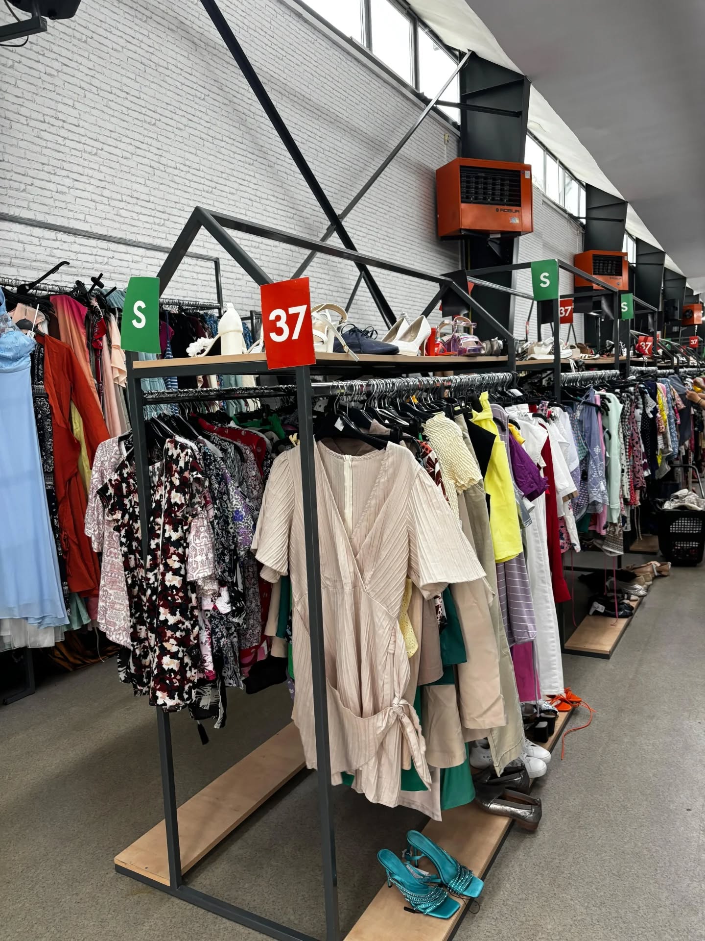 Un magazin cunoscut din Militari se închide după 19 ani. Era un simbol al modei pentru studenți