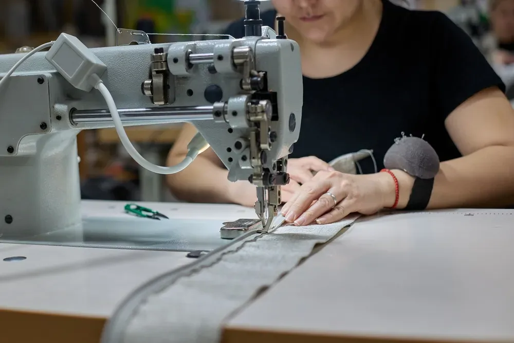Taxă suplimentară din 2026 pentru producătorii de textile și încălțăminte. Cifrele care stârnesc îngrijorare