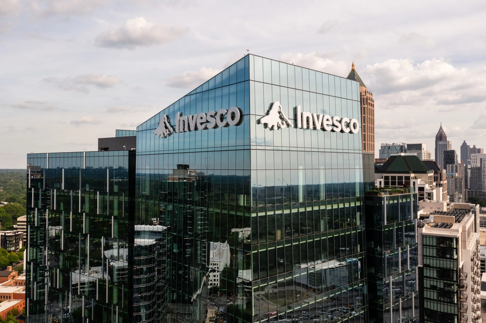 EXCLUSIV | Americanii de la Invesco, cu active de 2.000 mld. dolari, aduc în România 10 fonduri listate la bursă. Administratorul mai are 7 fonduri mutuale pașaportate la noi