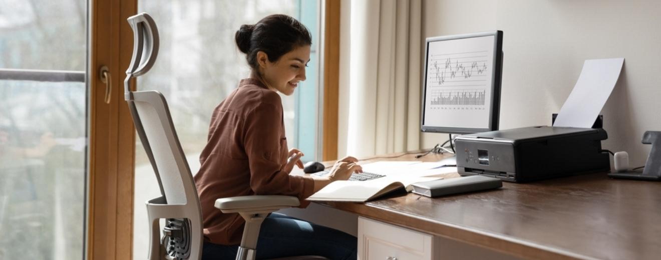 Cum să ai o poziție corectă la birou și să scapi de durerile de spate