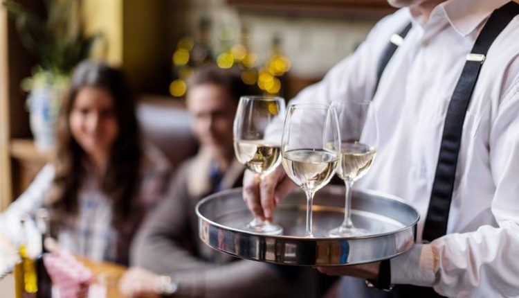 Majorarea TVA la 21% pentru HoReCa ar putea fi aplicată din 2026. Patronatele din turism cred că sectorul va avea de suferit