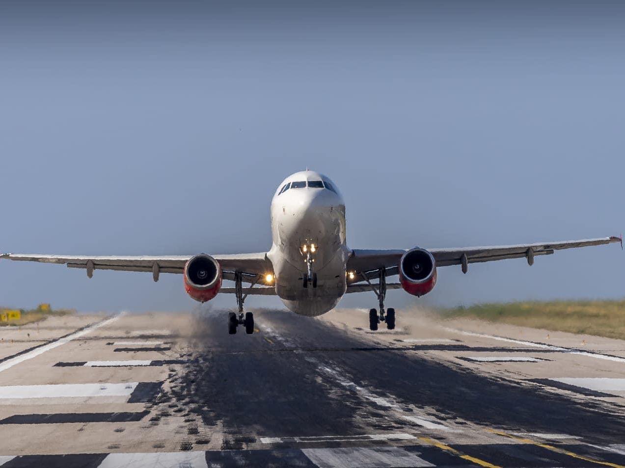 Transportul aerian din România a depășit pragul veniturilor de un miliard de euro. Afacerile rămân însă slab rentabile. Topul companiilor aeriene