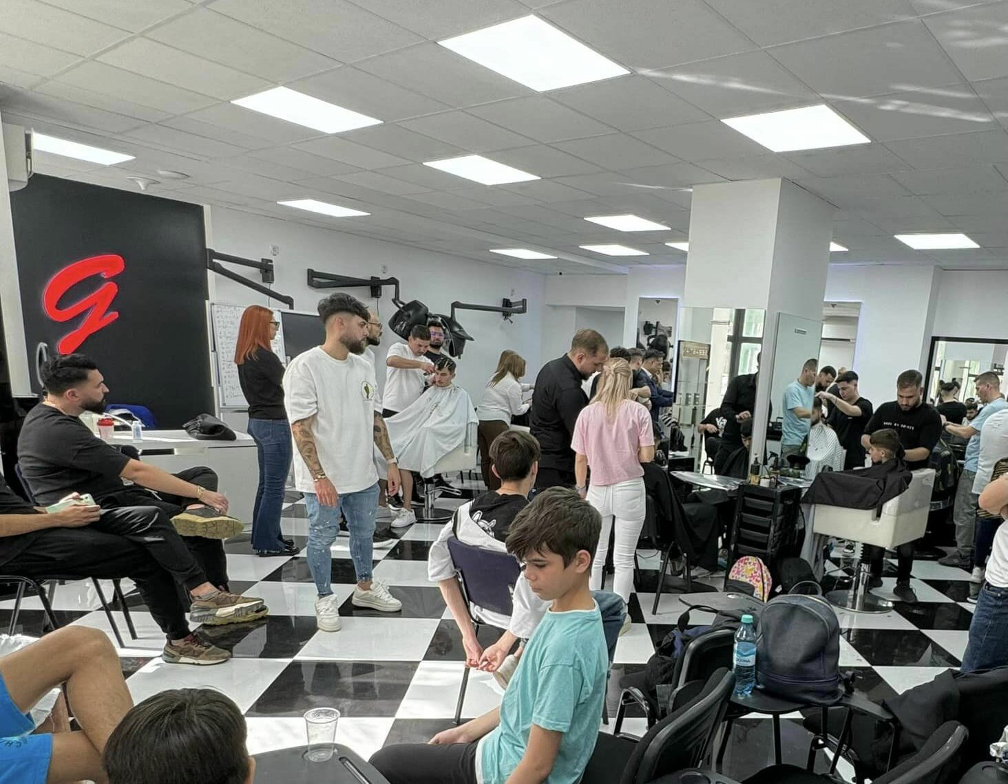 Topul afacerilor de înfrumusețare. Personalului este mult sub cel numărului afacerilor. Multe județele - printre care Bihor, Alba și Arad - au sub un angajat la zece persoane juridice