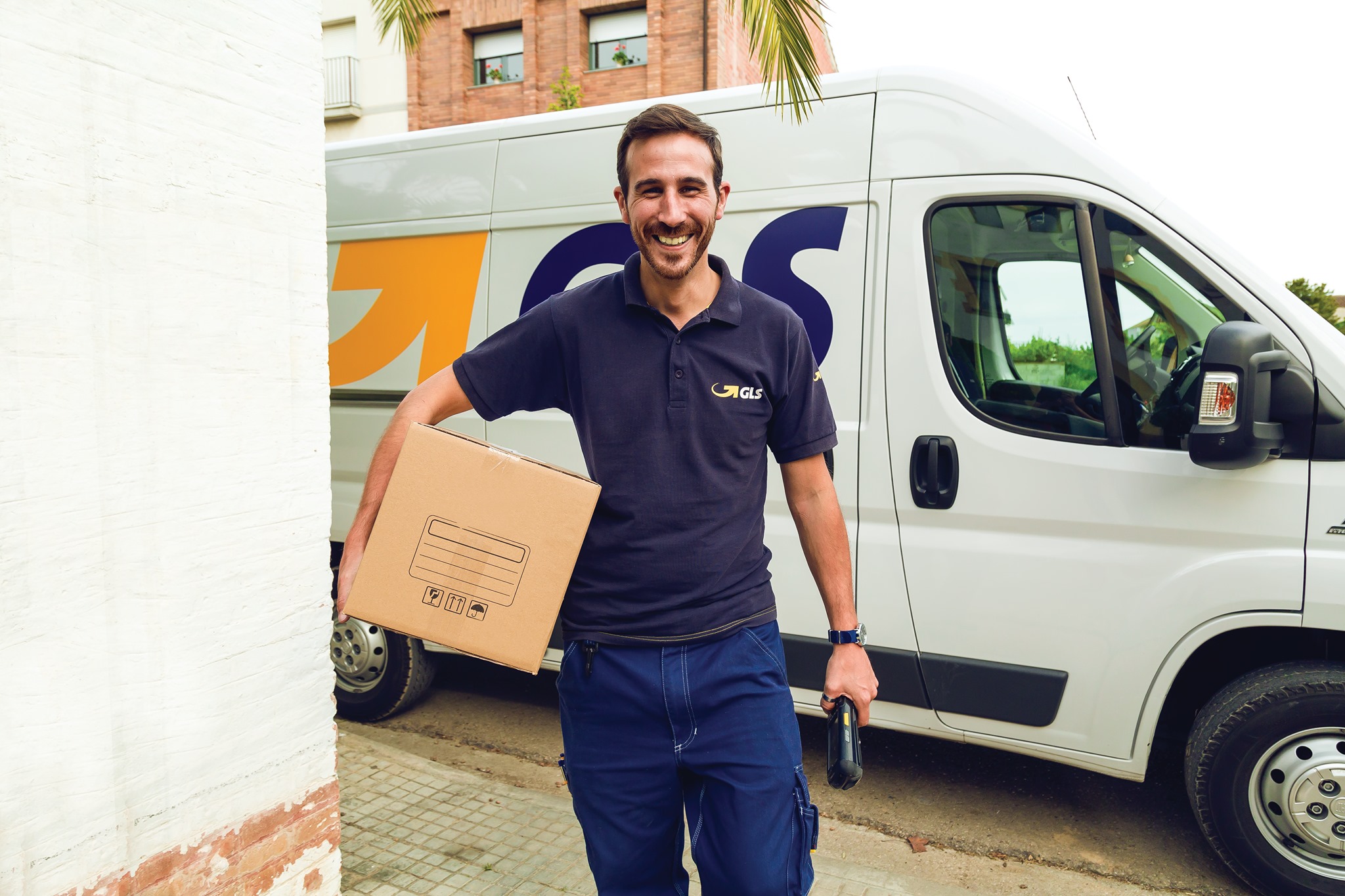 Firmele private de curierat au ajuns să facă zilnic afaceri cât valoarea a 750.000 de colete livrate. Câte livrări face un angajat