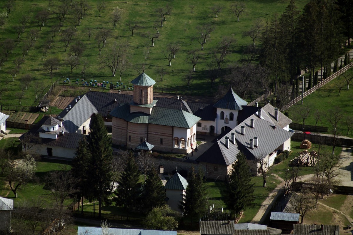 Afacerile din Polovragi, sat nominalizat să intre în lista Best Tourism Villages în 2024. Transportul de mărfuri a învins turismul în satul zeului dacic Zamolxe