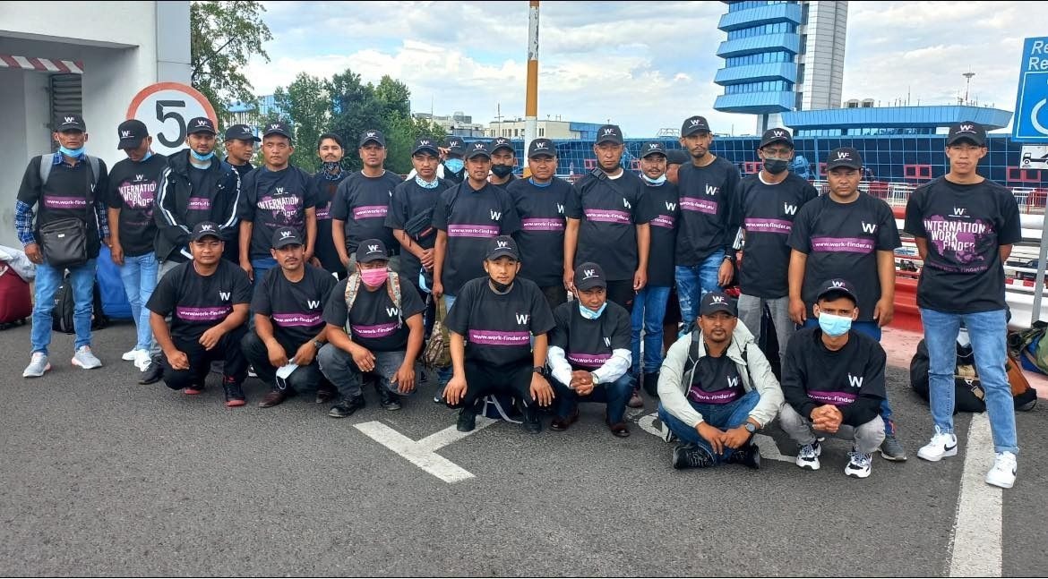 Firmele din România ar putea pierde muncitorii asiatici în 2025. Străinii ar fi atrași de ofertele mai bune din Grecia