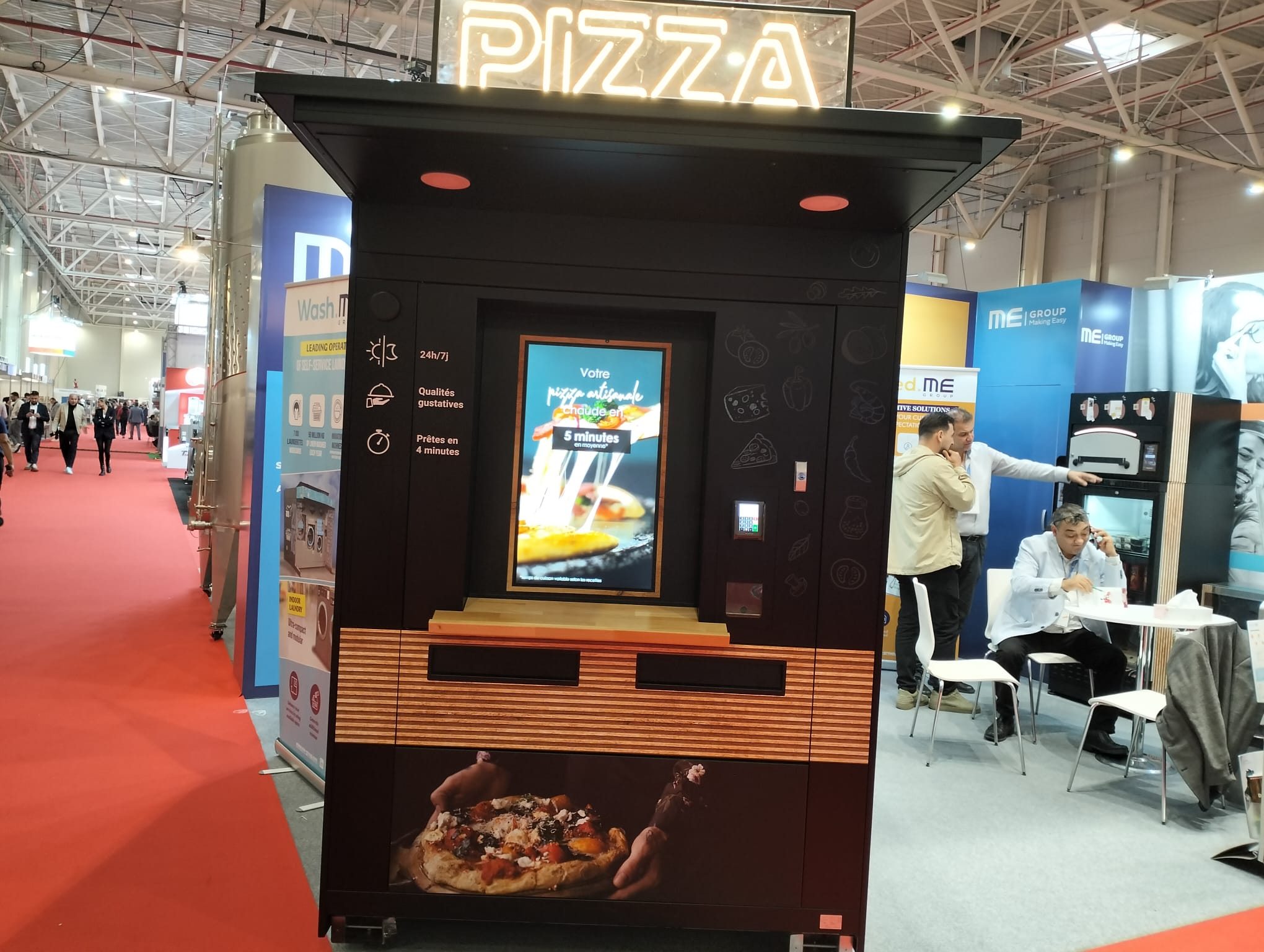 Automatul care pregătește pizza ca la cuptor ar putea fi soluția lipsei de pizzari. Instalația este prezentată la Indagra