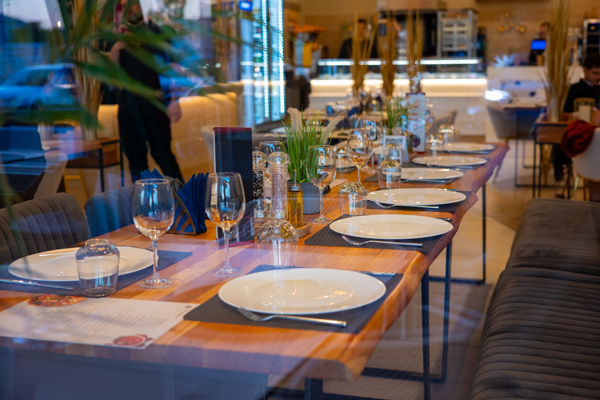 Angajatorii din HoReCa consideră că muncitorii români au devenit neserioși și instabili. „Mai bine un nepalez, decât trei români”