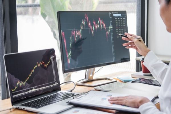 Profit.ro | Ratingul României rămâne BBB-. Este ultima treaptă din categoria recomandată investitorilor, cu perspectivă negativă