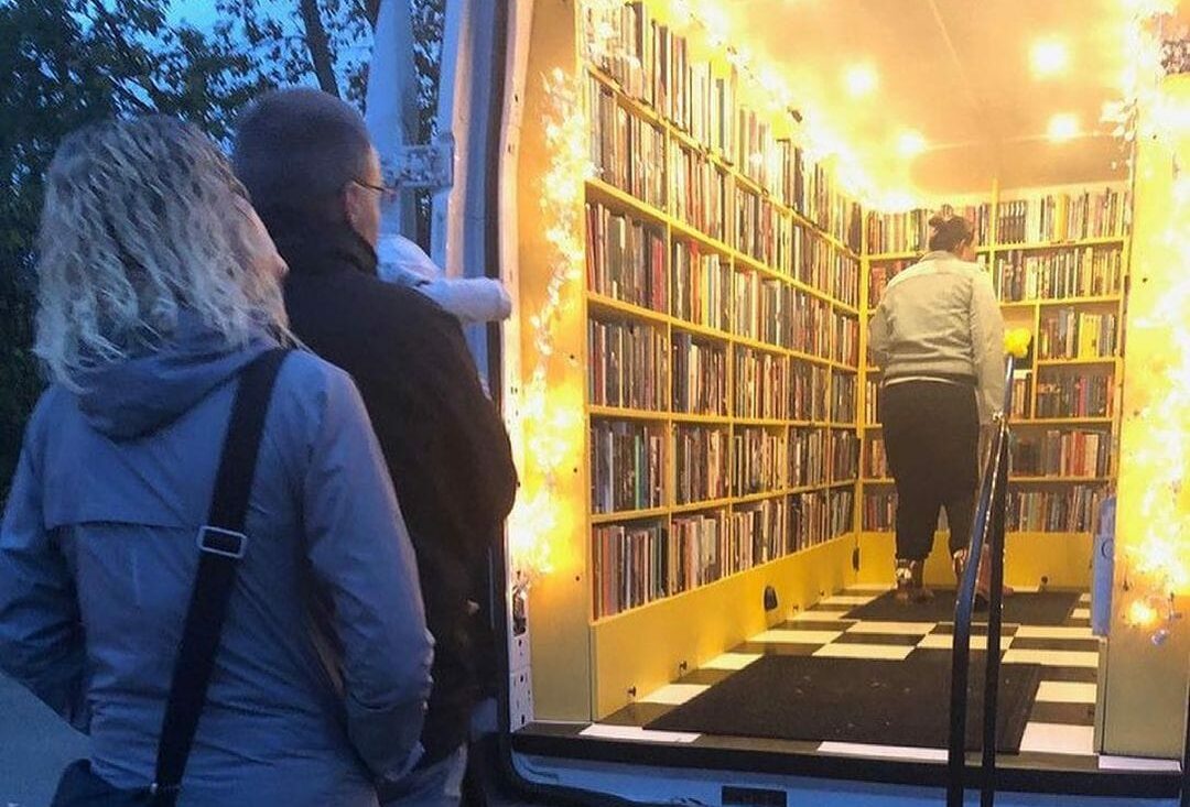 Românii citesc rar și aproape exclusiv în format tipărit