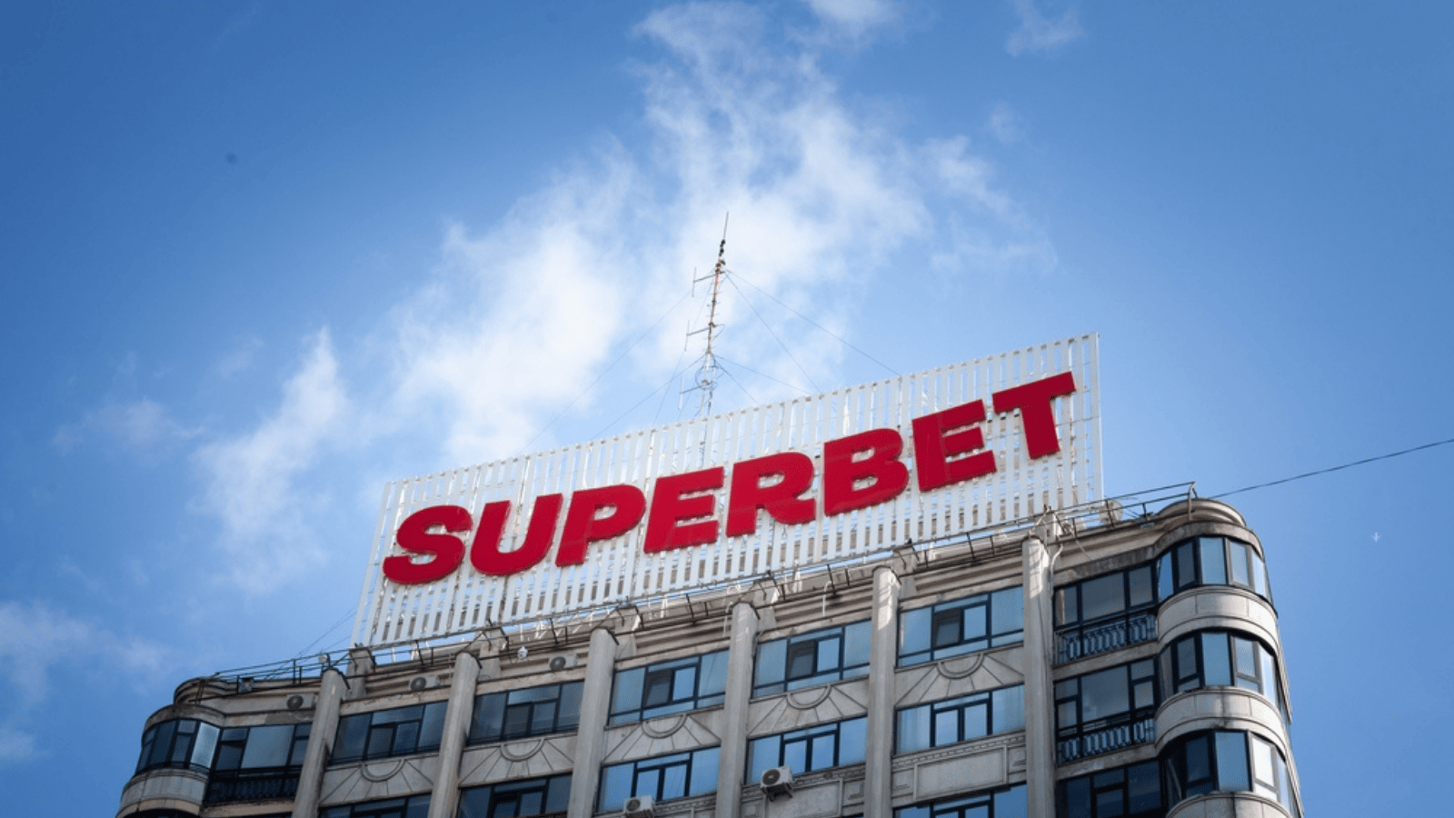 Superbet are profituri de 3 ori mai mari din jocuri de noroc online decât din agențiile de la parter de bloc. Fenomenul jocurilor online domină piața