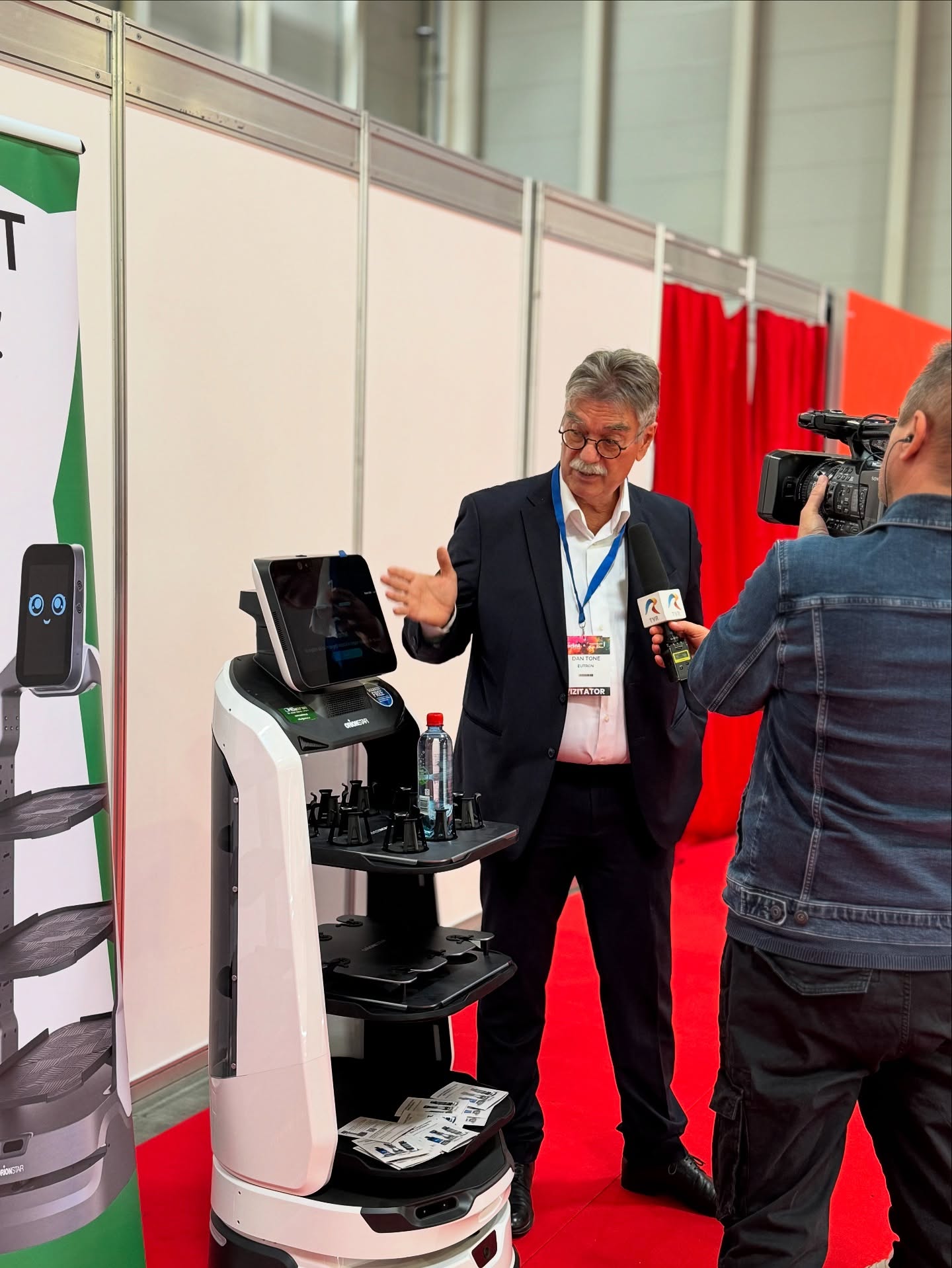 Roboții ar putea fi salvarea industriei HoReCa din România. Costă mai puțin decât salariații, nu beau și nu fumează la locul de muncă