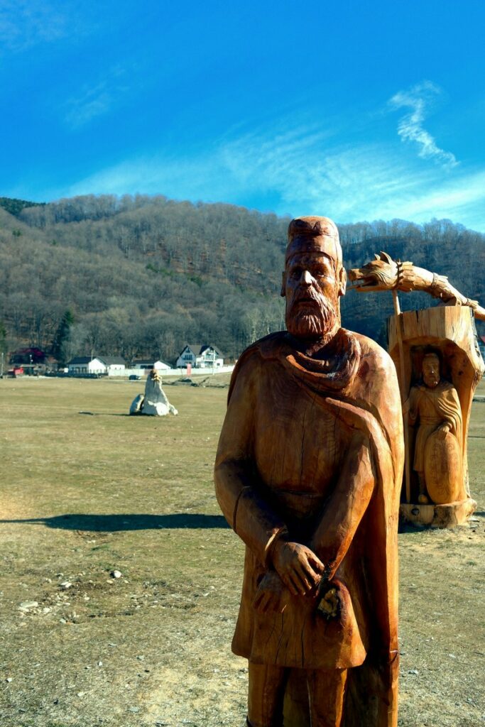 Lucrare în lemn reprezentând civilizația dacică din Polovragi