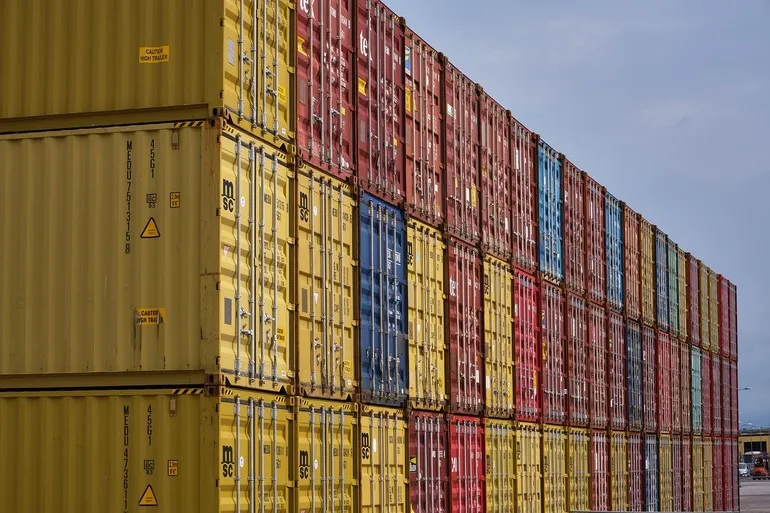 Comerțul UE cu bunuri a avut un excedent de 28,4 miliarde de euro în trimestrul IV 2025