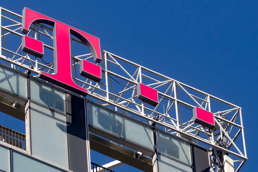 De ce contează | Vodafone, OTE și Digi semnează tranzacția Telekom România Mobile. Piața de telecom rămâne cu trei jucători. 
