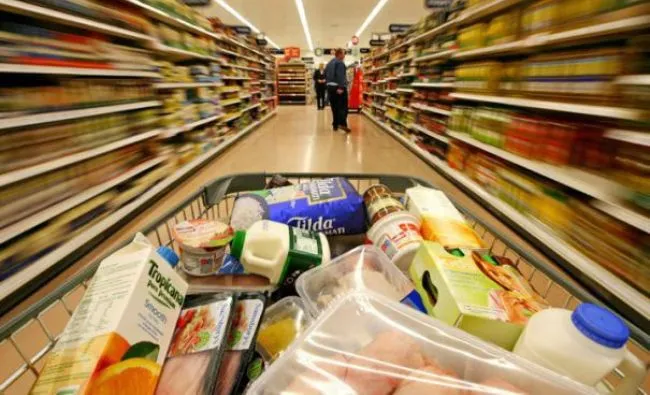 Avertismentul comercianților. Prețurile la alimentele de bază vor crește cu 10%, fără plafonarea adaosului comercial